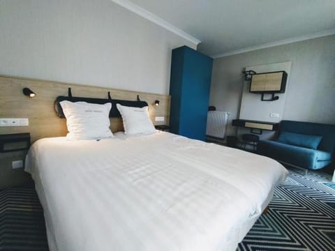 Blackout drapes, free WiFi, bed sheets