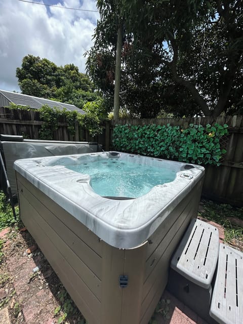 Come relax in Hot tub after beach - seating for 6