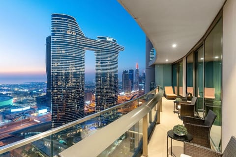 Balcony Bliss: Stunning skyline views await from your private balcony oasis in Dubai!