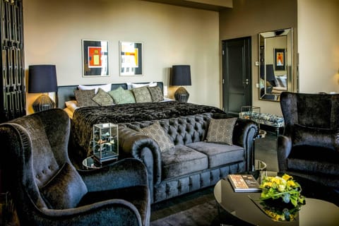 Suite | Egyptian cotton sheets, premium bedding, down comforters, minibar