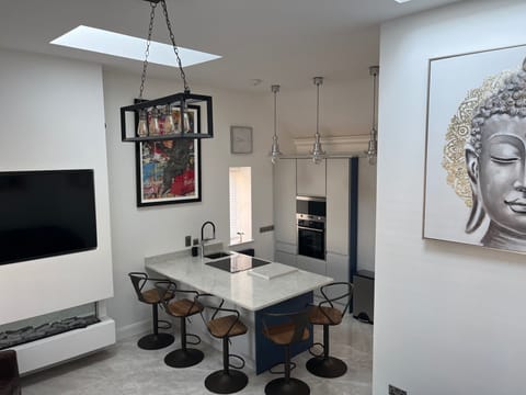 Cottage | Private kitchen | Fridge, microwave, oven, stovetop