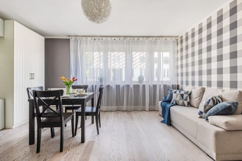 Business Apartment | Living area | 40-inch TV with satellite channels, computer monitors
