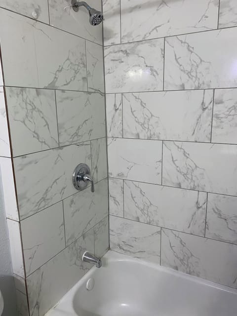 Combined shower/tub, towels, toilet paper