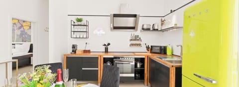 Während du etwas leckeres kochst, kannst du dich mit deinen Mitreisenden unterhalten.