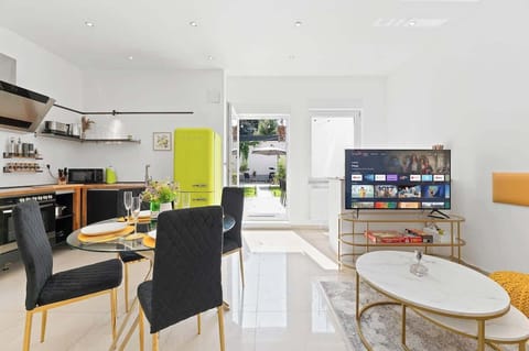 Küche, Essbereich, Wohnbereich und Garten auf einen Blick.