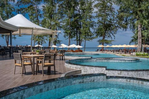 4 outdoor pools, sun loungers