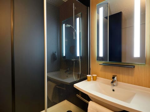 Standard Room, 2 Twin Beds | Premium bedding, desk, laptop workspace, soundproofing