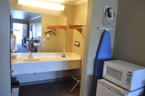 Standard Room, 1 King Bed, Pool View | Desk, iron/ironing board, free WiFi, bed sheets