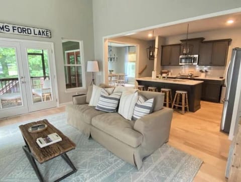 Large open space between living room and kitchen.