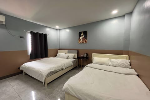 Family Room | Desk, free WiFi, bed sheets