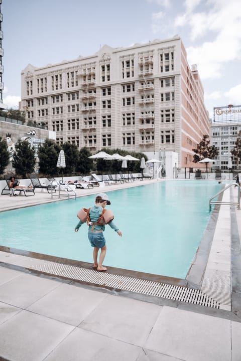 Outdoor pool, open 7 AM to 10 PM, free cabanas, sun loungers