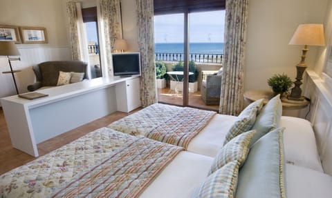 Ático Superior Vistas Mar | Minibar, in-room safe, desk, laptop workspace