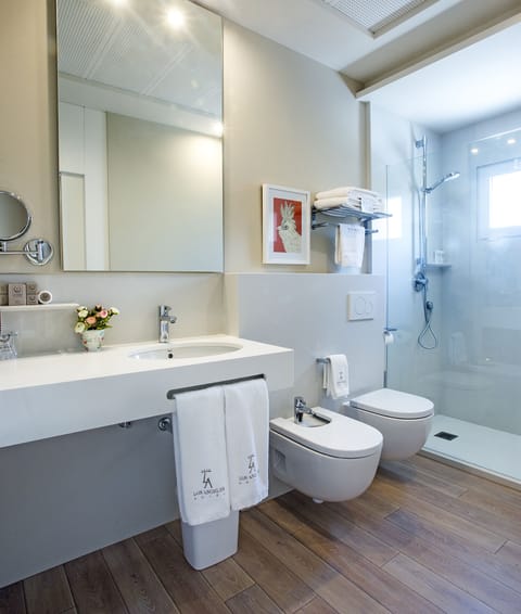 Clásica Vistas Mar | Bathroom | Free toiletries, hair dryer, bidet, towels