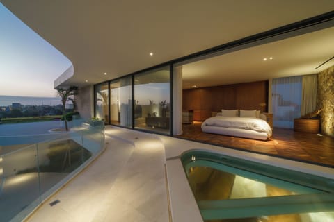 4 bedrooms, in-room safe, desk, laptop workspace