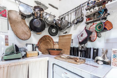Fridge, oven, stovetop, coffee/tea maker