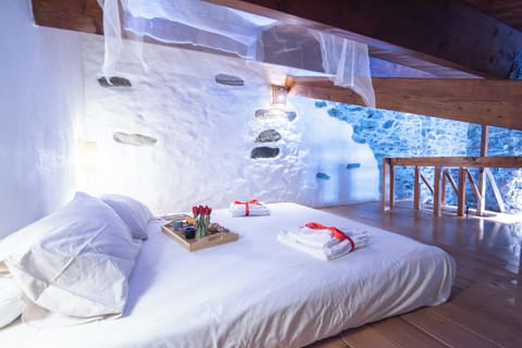 2 bedrooms, laptop workspace, WiFi, bed sheets