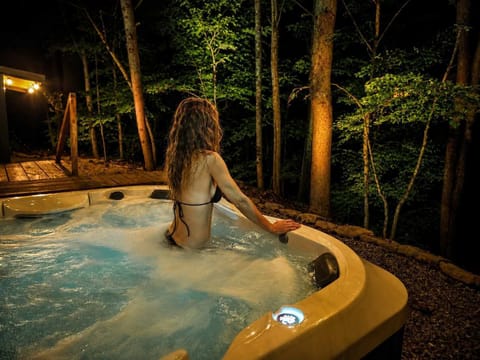 Check out your Jacuzzi hot tub view of the forest at the Art Lodge ! You can finally rest, relax, and recharge. This is a private space for you and your group. 