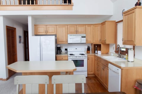 Kitchen- Bright and open with everything you need for meals in.