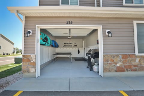 Bear Lake Escapes #214 - Two kayaks, paddles, life jackets. Ping Pong table. Two Tommy Bahama chairs. Four pickleball paddles and two balls, and a propane grill!