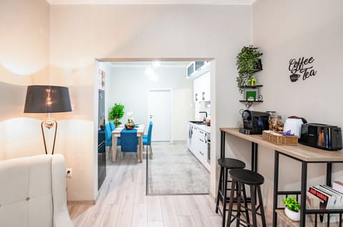 Our kitchen offers functionality and style, equipped with everything you need to prepare your favorite meals. Perfect for extended stays! 🍳 Contact us to book your stay!