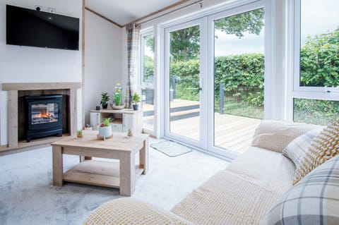Apartment (3 Bedrooms) | Living area | 32-inch TV with cable channels, fireplace
