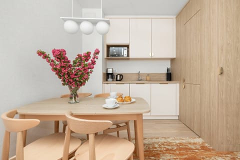 The dining area, equipped with a wooden table, ideal for meals with family or friends.