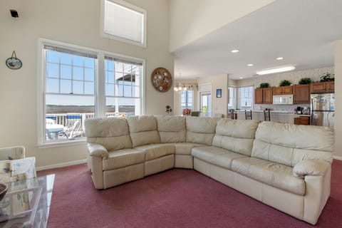 BP102: Skippers Landing | Mid Level Living Area