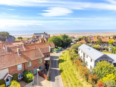 27 Sea Lane, Old Hunstanton: A stone's thow away from the beach