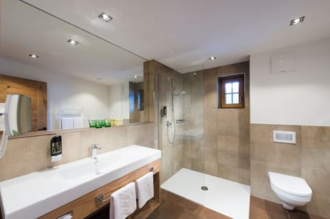 Free toiletries, toilet paper