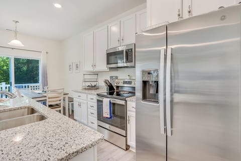 Mealtime will be a bay breeze with all the comforts of home.