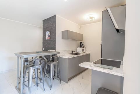 cuisine équipée avec micro onde, cafetière, bouilloire, grille-pain, lave-linge et lave-vaisselle