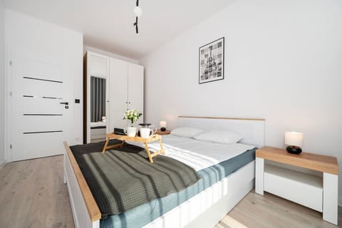 Private Bedroom with Queen Bed | Book Now with RENTUJEMY