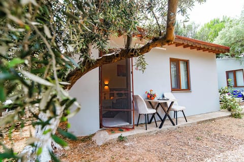 Standard Triple Room, Courtyard View | Minibar, free cribs/infant beds, free WiFi, bed sheets