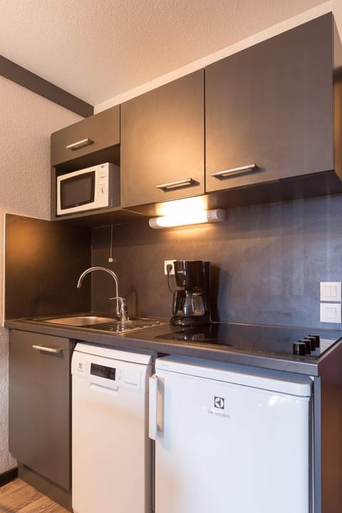 Tuck into a great snack you’ve prepared in your kitchenette.