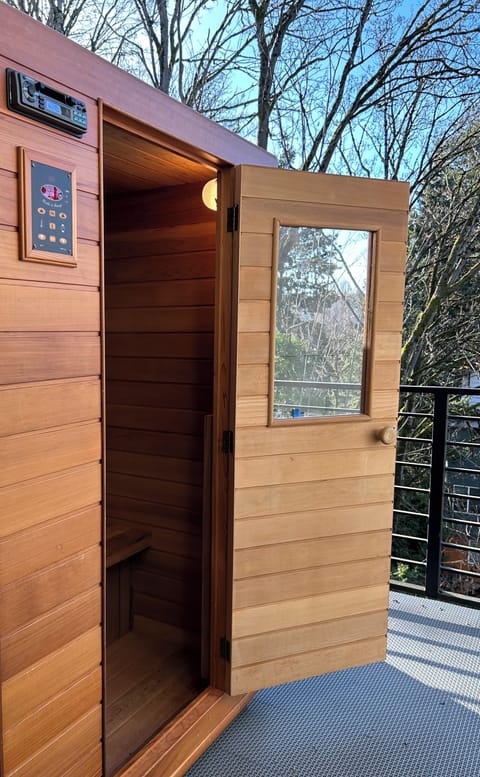 Cute, cozy, and nice and warm. Fits two people comfortably