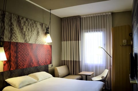 Desk, blackout drapes, soundproofing, free WiFi