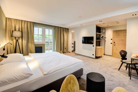 Double Room Medium | Hypo-allergenic bedding, in-room safe, desk, laptop workspace