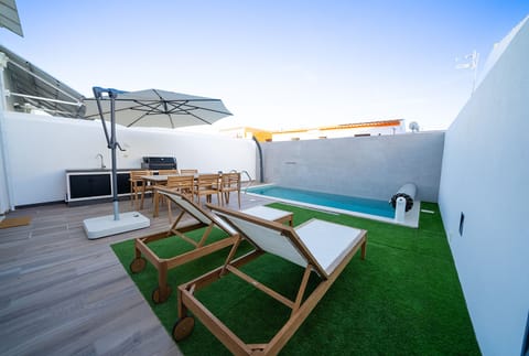 Garden lounge area + pool