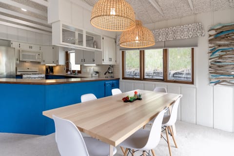 Dining Table with Seating for 6