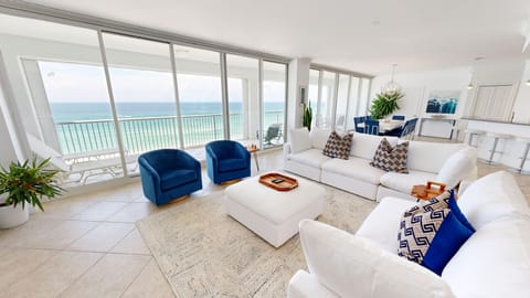Condo, 3 Bedrooms | Living area