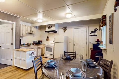 Kitchen/ Dining Area