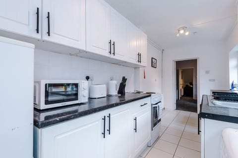 This kitchen has it all, making it easy for you to cook, dine, and enjoy your meals just like at home