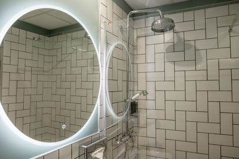 Classic Double Room | Bathroom | Hair dryer, towels