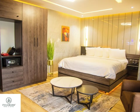 Executive Room, Balcony | Desk, laptop workspace, blackout drapes, soundproofing