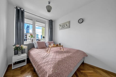 Private Bedroom with Queen Bed | Book Now with RENTUJEMY