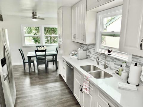 House, 1 Queen Bed, Kitchen, Garden View (Greenbelt Guesthouse) | Private kitchen | Coffee/tea maker