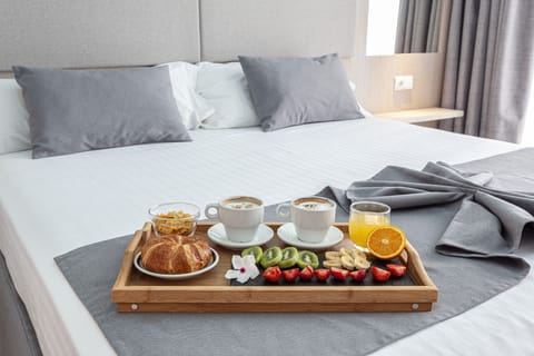 Junior Studio Suite | Minibar, in-room safe, individually furnished, desk