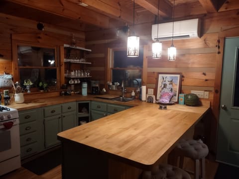 kitchen on main floor, gas stove,coffee bar