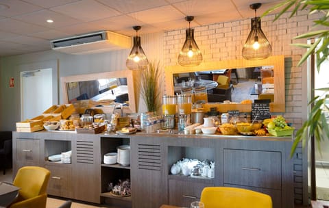 Buffet breakfast on weekdays (EUR 16.00 per person)