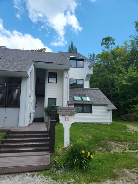 Front entrace, right next to Sun Dog ski trail!